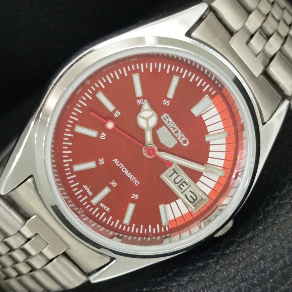 Vintage 1971 Seiko Automatic Mens Silver Watch WDaydate  Red Accents